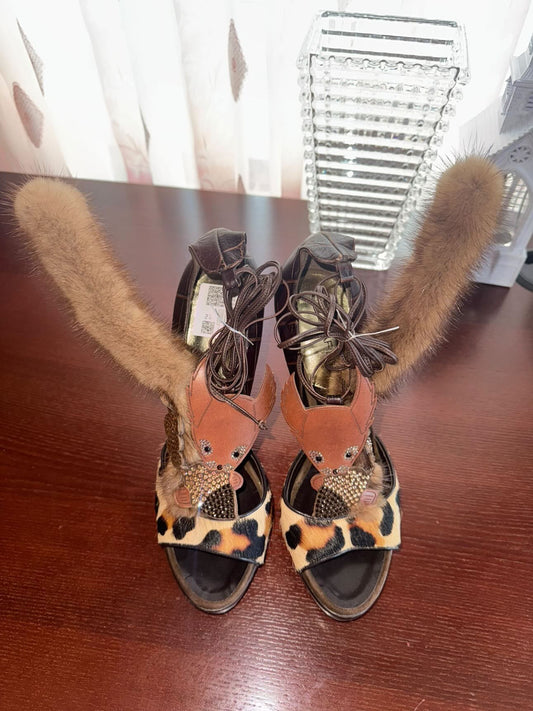 Dsquared2 sandals with a squirrel-adorned rhinestone.